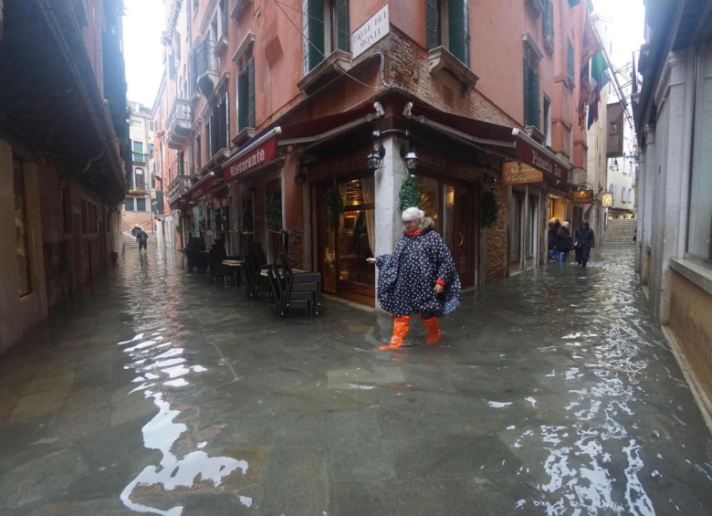 Personas caminando en medio de la inundación en Venecia. FOTO EFE
