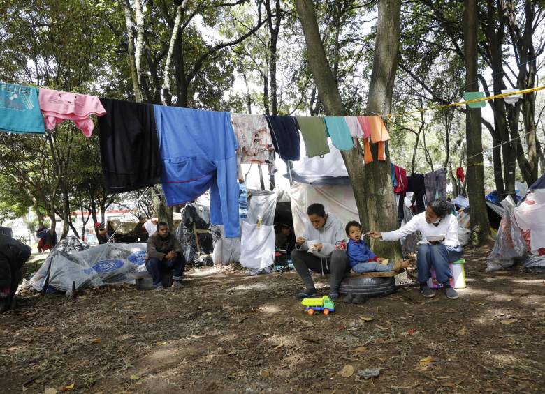 La pandemia del coronavirus ha empujado a miles de venezolanos a regresar a su país, al ver limitadas sus opciones de supervivencia en Colombia. FOTO EFE