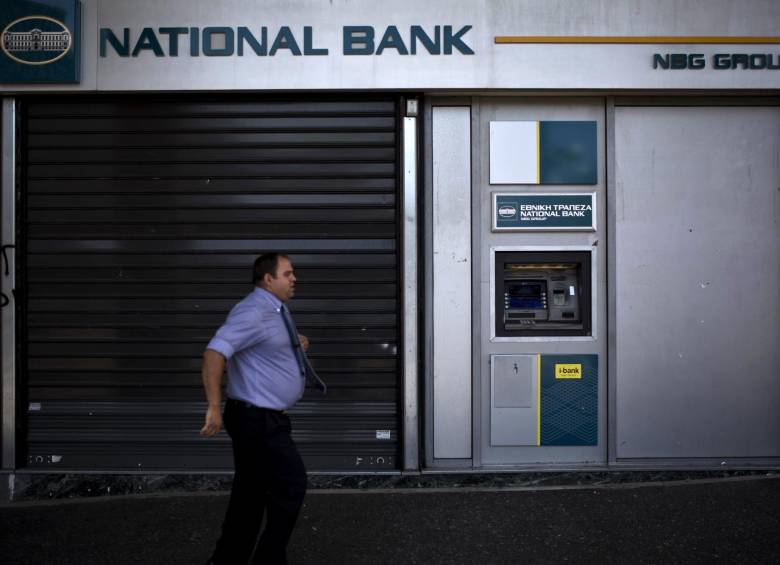 Hoy los bancos reabren sus puertas pero llaman a la cordura para no colapsar. FOTO AFP