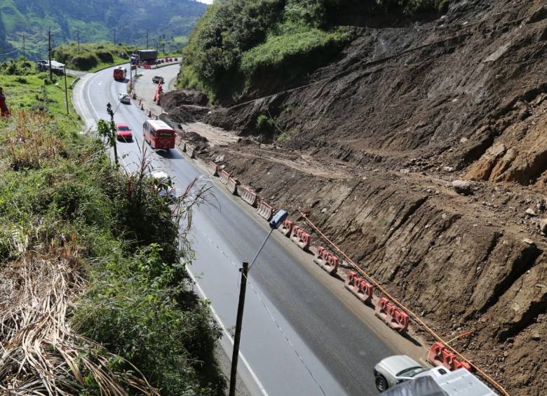La vía funciona a un carril en ambos sentidos desde hace varios meses. FOTO CORTESÍA DEVIMED