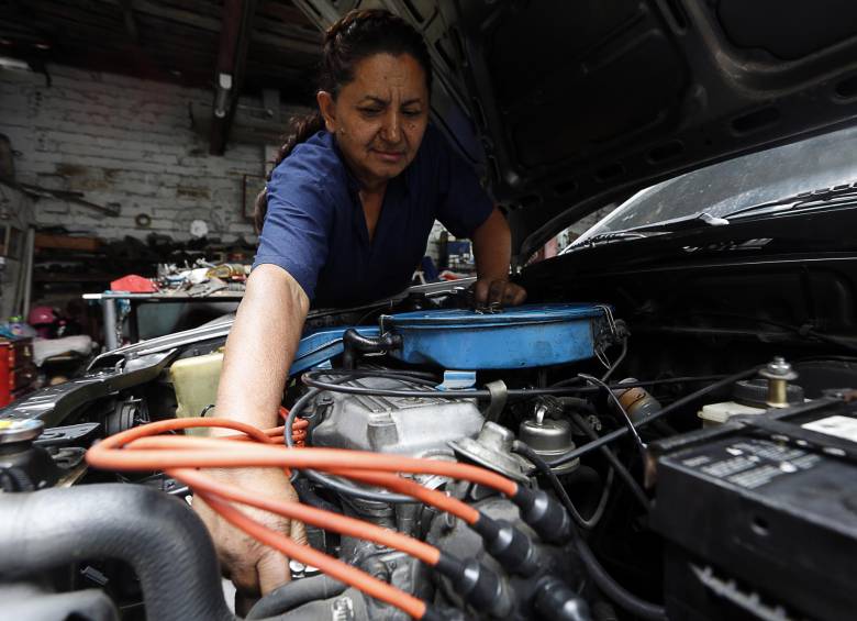 Mujeres que hicieron oficios de tradición masculina su opción de vida. Homenaje en su día. Martha Zapata es electricista automotriz en Envigado, oficio que desempeña hace más de 20 años y que le heredó a su padre. Desde entonces se desenvuelve entre cables y aceites. FOTO HENRY AGUDELO 