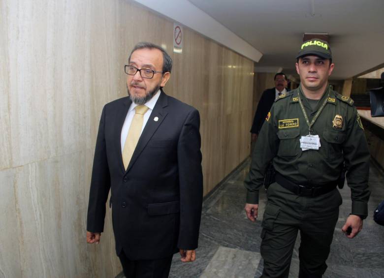 Sin dar declaraciones a los medios, el magistrado Vargas estuvo respondiendo durante más de seis horas los interrogantes de los miembros de la Comisión de Acusación. FOTO COLPRENSA