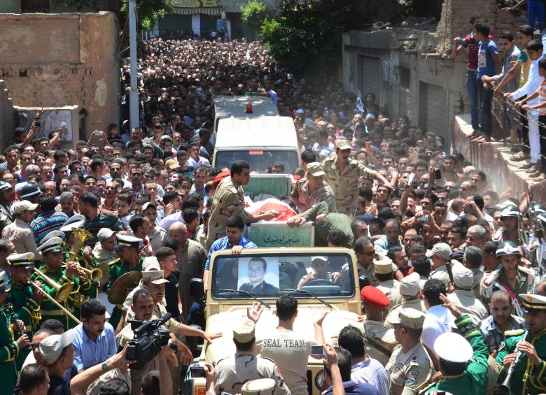 Las calles de El Cairo se atestan de gente más de lo habitual cuando hay un funeral. FOTO afp