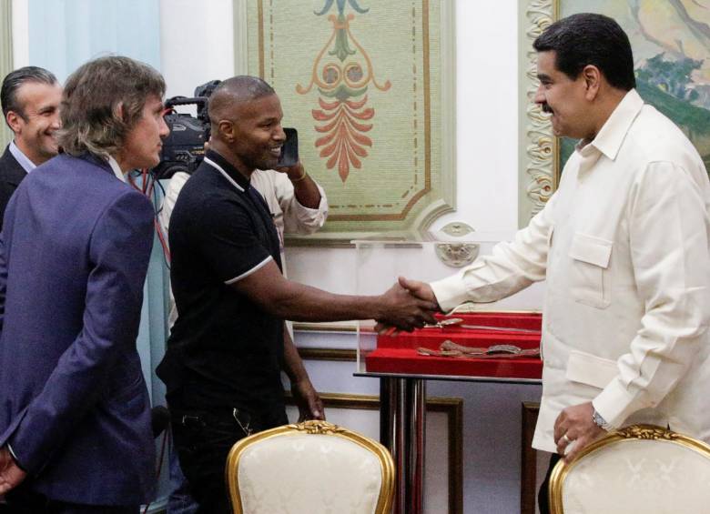 Jamie Foxx saluda a Nicolás Maduro en su visita a Venezuela. FOTO Reuters