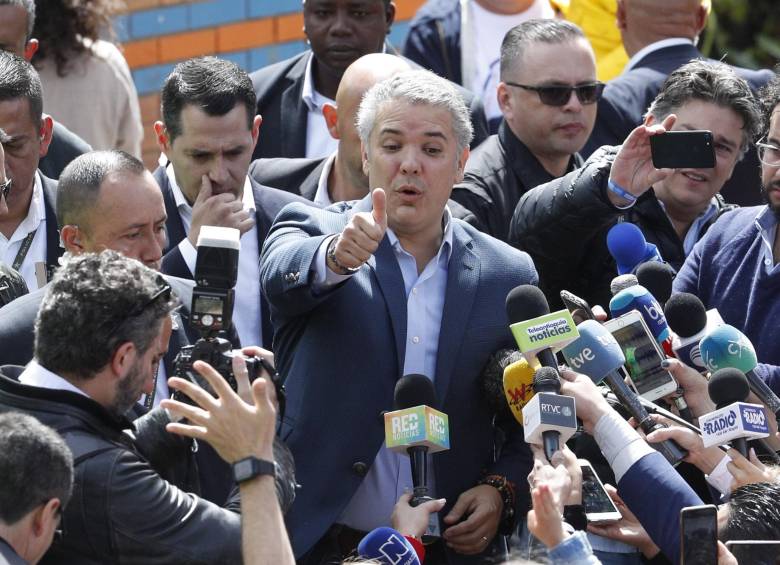 En la mañana, Duque se reunió con los medios de comunicación en Bogotá minutos después de sufragar.