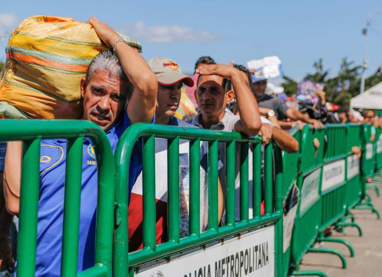 Personas llegaron a Colombia a comprar elementos. FOTO AFP