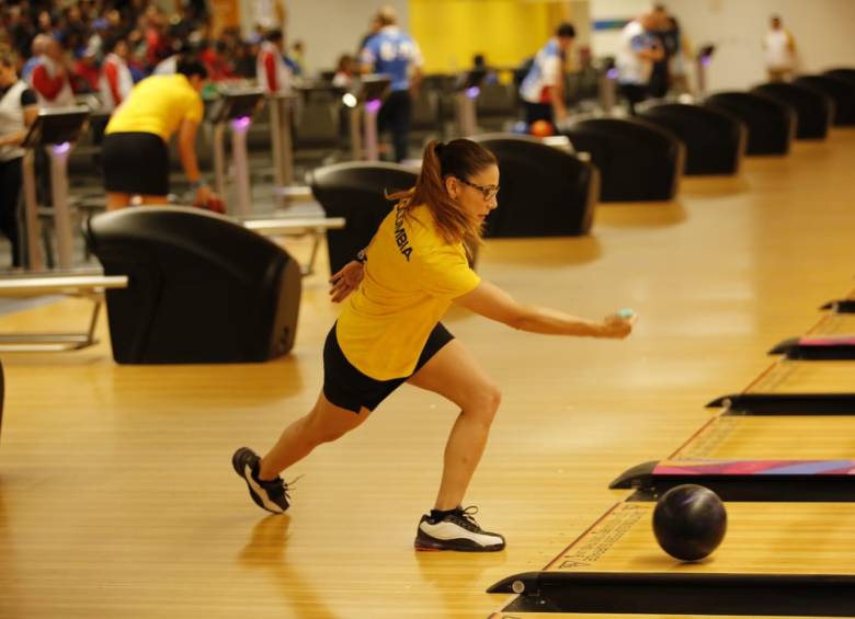 La bolichera Clara Juliana Guerrero, en una de las acciones del juego ante la mexicana Aseret Zetter. FOTO colprensa