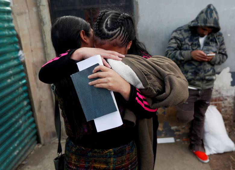 En esta imagen una joven migrante centroamericana abraza a su mamá luego de ser deportada de Estados Unidos. FOTO: EFE