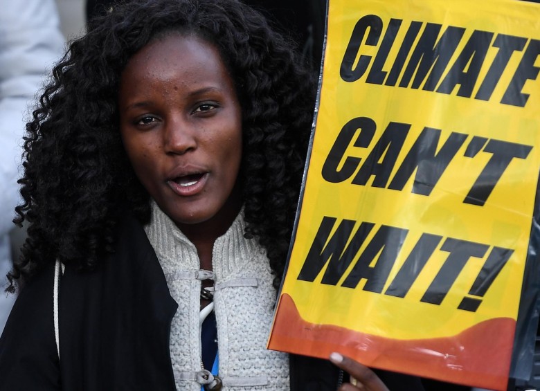 Una manifestante sostiene una pancarta que dice “el clima no puede esperar” durante una protesta convocada por grupos ambientalistas fuera de la Conferencia de la ONU sobre Cambio Climático COP25. FOTO AFP