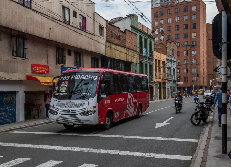 Los gustos personales o políticos de los dueños de cada empresa y los colores de líneas del viejo tranvía, parecen ser el origen de los tonos que tomaron las rutas en los barrios de Medellín. Fotos: archivo El Colombiano. 