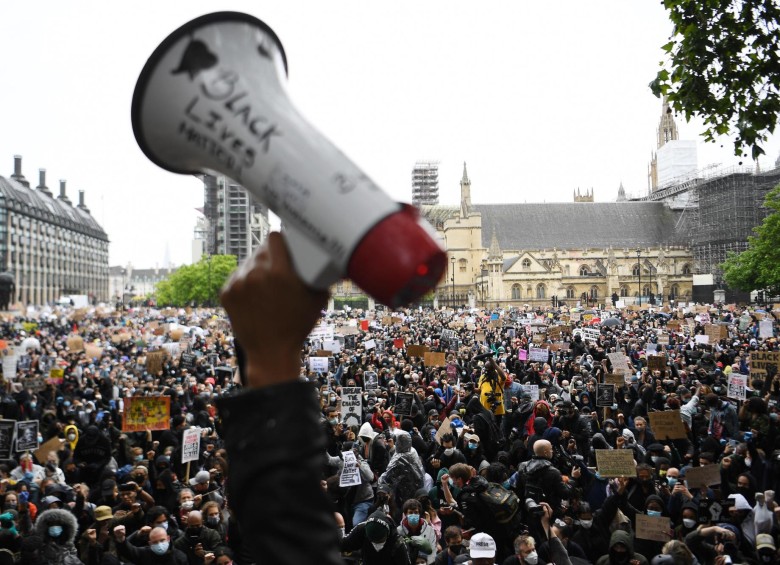 Los manifestantes con carteles asisten a una manifestación en la plaza del Parlamento, en solidaridad con Black Lives Matter en Londres. Foto: EFE