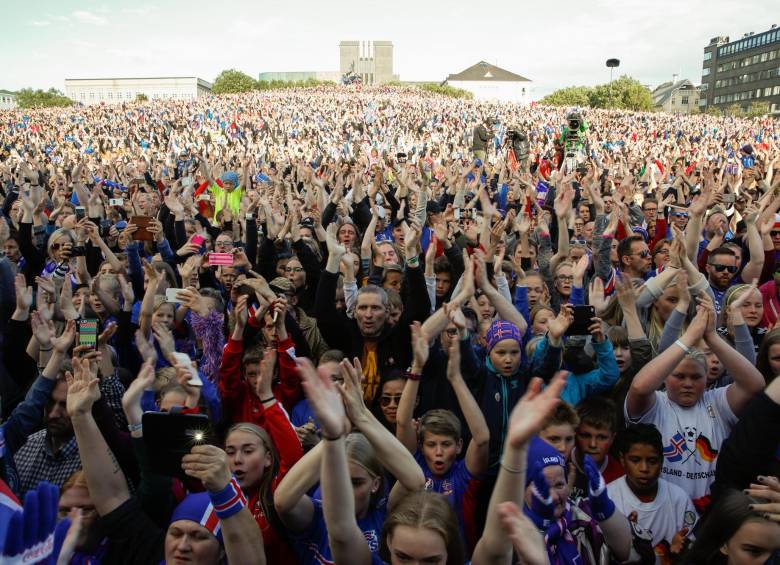 La multitud recibió con aplausos y alegría a la selección. FOTO AP
