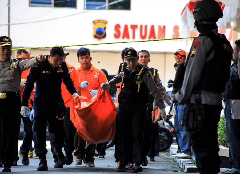 Policías indonesios evacúan los cuerpos de las víctimas. FOTO REUTERS