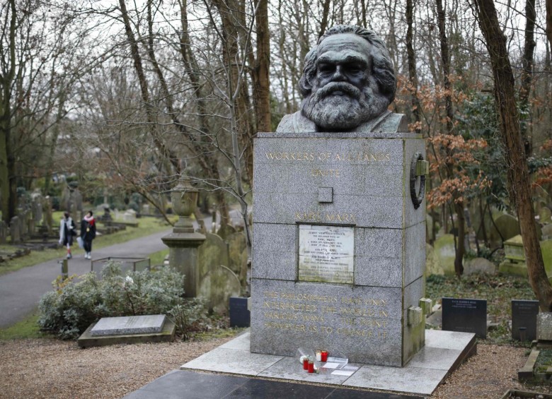 La tumba de Karl Marx en Londres fue atacada a martillazos
