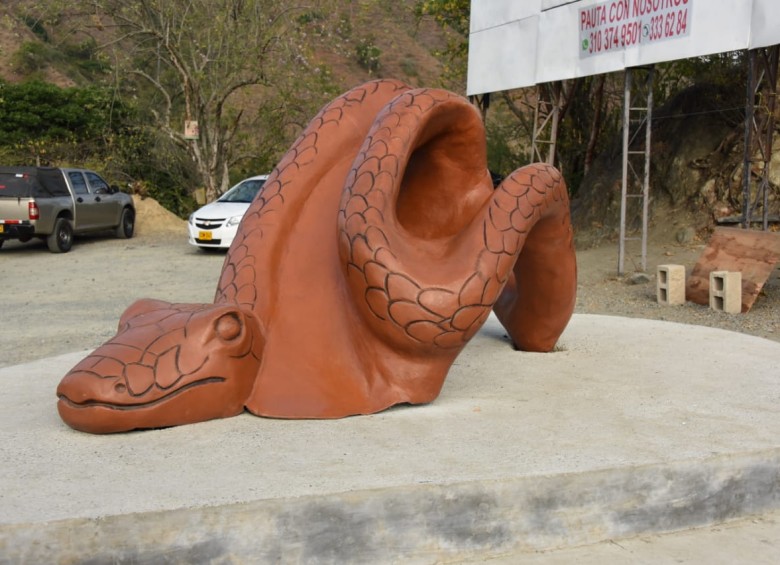 Esculturas <i>Entre ruedas y amigos </i>y <i>Serpiente</i>, ambas ubicadas a un costado de la ciclorruta de Santa Fe de Antioquia. FOTO CORTESÍA GOBERNACIÓN