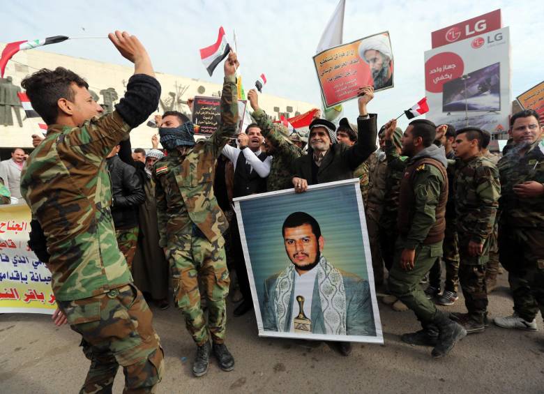 Las tensiones entre Arabia Saudita e Irán han generado airadas protestas de musulmanes, como estos chiitas de Bagdad (Irak), y pusieron a tambalear precios internacionales del petróleo. FOTO AP