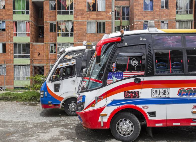 Buses parqueados en Robledo por el paro de transportadores por la ola de violencia. Foto: Santiago Mesa Rico