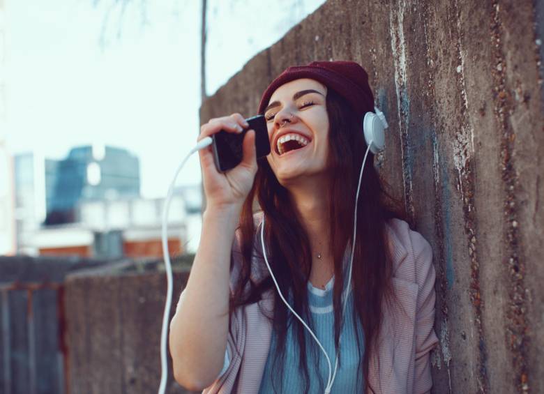 Los lazos emocionales pueden ser una de las razones más fuertes para recordar la letra de una canción. Foto: Shutterstock