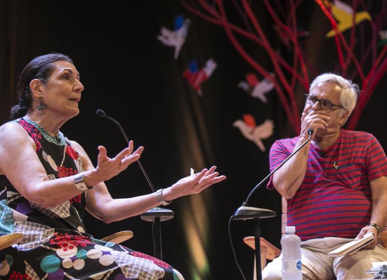 Conversación de Alma Guillermo Prieto con Juan Cruz. El viernes la charla fue del economista Thomas Piketty. FOTO cortesía hay festival, joaquín sarmiento.