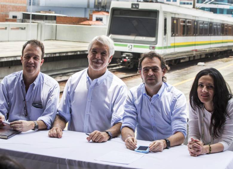 Firma del convenio entre el metro de Medellín y eL Metro de Bogotá. FOTO JULIO CÉSAR HERRERA