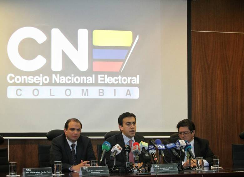 El 31 de agosto, el Consejo Nacional Electoral presentó reglamentación para las campañas para el plebiscito. El la foto: Carlos Camargo, vicepresidente del CNE, Alexander Vega, presidente del CNE, Héctor Eli Rojas, magistrado del CNE. Colprensa