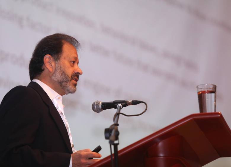 El economista jefe del Banco Mundial para A.L., Augusto de la Torre, dio su punto de vista para enfrentar los desafíos productivos en la región. Cambio de mentalidad es clave. FOTO CORTESÍA U. EAFIT