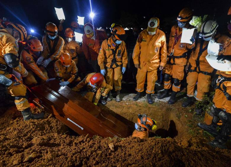 A los socorristas que están en Putumayo, se le sumarán 257 policias que apoyarán las labores de búsqueda y rescate, y para reforzar la seguridad de las personas afectadas. FOTO AFP