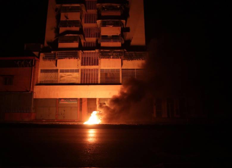 Con fogatas improvisadas, los caraqueños intentaban dar luz a las desoladas calles. FOTO EFE.