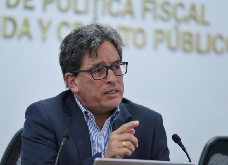 El ministro de Hacienda, Alberto Carrasquilla, dio a conocer este semana el Marco Fiscal de Mediano Plazo. Prevé crecimiento de 4,4 % a 2022. FOTO COLPRENSA