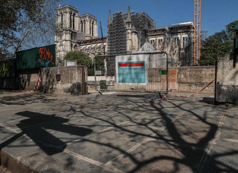 El arzobispo de Notre Dame reza en la catedral un año después del incendio. Foto: EFE