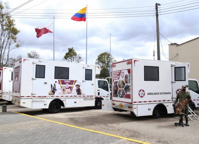 Así lucen las ambulancias que serán destinadas a las diferentes unidades militares. Iker fue el perro que las recibió FOTO colprensa