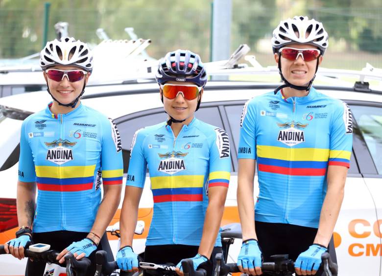 Paula Patiño (centro) ya se entrena en Italia con sus compañeras Daniela Atehortúa (izquierda) y Carolina Upegui, debutantes en la Selección y de buen presente con el Colnago. FOTO FEDECICLISMO
