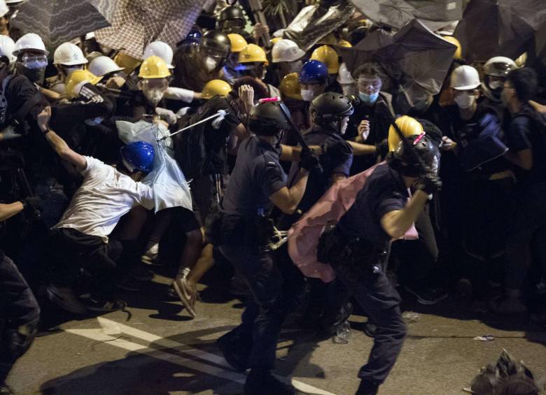 Viernes, durante el cual la policía atacó a los manifestantes con porras y gas pimienta, marca una escalada en el movimiento de desobediencia civil.FOTO AFP