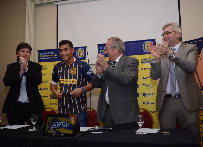 El colombiano estuvo acompañado en la presentación por el presidente del club, Raúl Broglia, que dijo estar “muy emocionado”. FOTO Cortesía www.rosariocentral.com