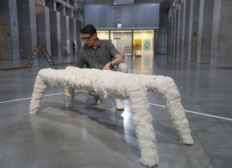 Escultura de Jorge Julián Aristizábal en la nave central del Museo de Arte Moderno de Medellín. FOTO Manuel Saldarriaga