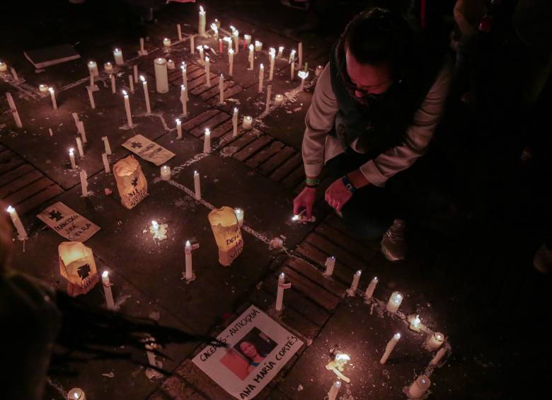 Las amenazas comenzaron en noviembre. En la fotografía una velatón que se realizó en Bogotá en julio de 2018, por asesinatos de los líderes sociales FOTO: Colprensa