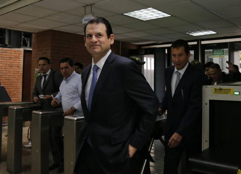 El empresario Luis Carlos Sarmiento Gutiérrez, acompañado de su abogado, Jaime Lombana. FOTO Colprensa