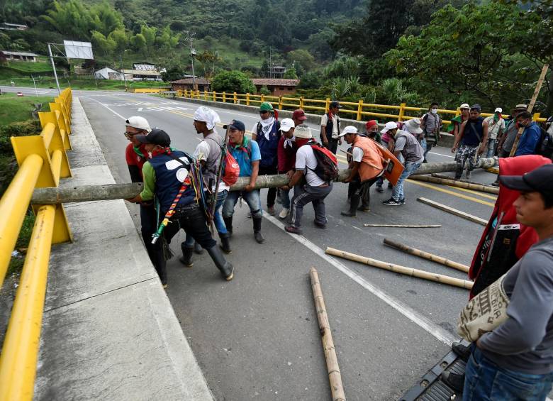 Los bloqueos de la Vía Panamericana ajustan hoy 19 días y han afectado seriamente el abastecimiento en las comunidades del sur del país, que permanecen aisladas. FOTO AFP