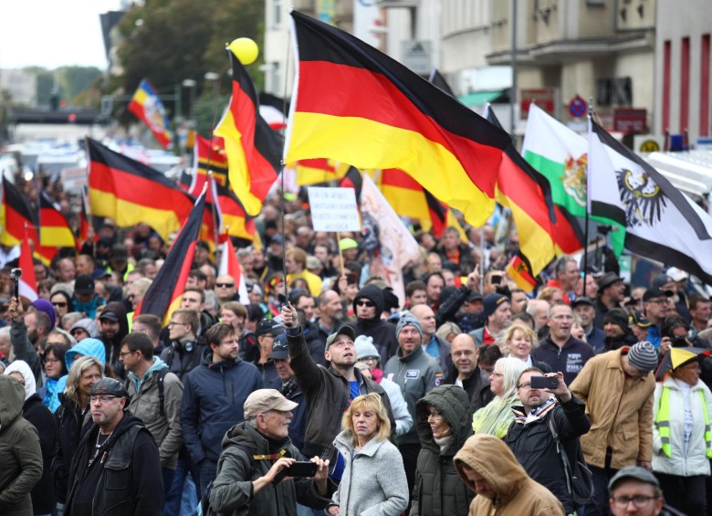 Esta es la imagen de una movilización de derecha que se realizó en Berlín para conmemorar el Día de la Unidad Alemania. También hubo marchas de izquierda y neonazis. FOTO EFE