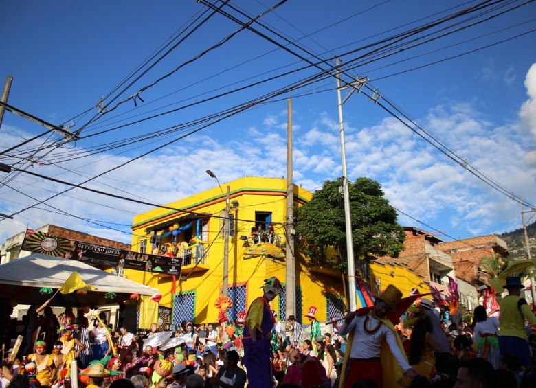 La sede de la Corporación Cultural Nuestra Gente, La Casa Amarilla, se convirtió en un referente cultural y comunitario de la zona nororiental de Medellín. Foto: Cortesía