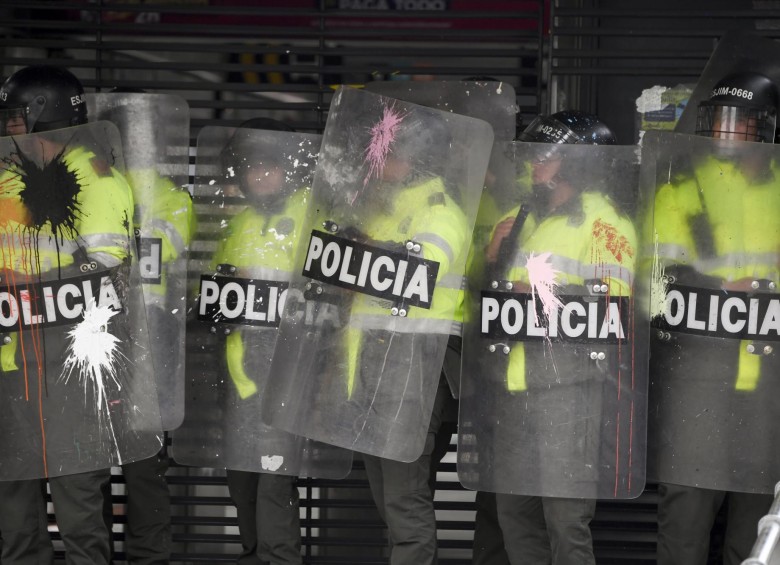 Del total de policías lesionados, 30 son mujeres. La gran mayoría se recupera en el Hospital de la Policía en Bogotá y otros centros asistenciales del país. FOTO AFP