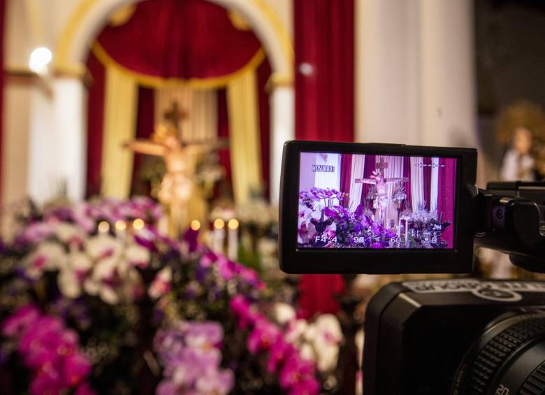 La mayoría de iglesias del Aburrá hicieron transmisiones de sus celebraciones en Youtube y Facebook. FOTO Carlos Velásquez
