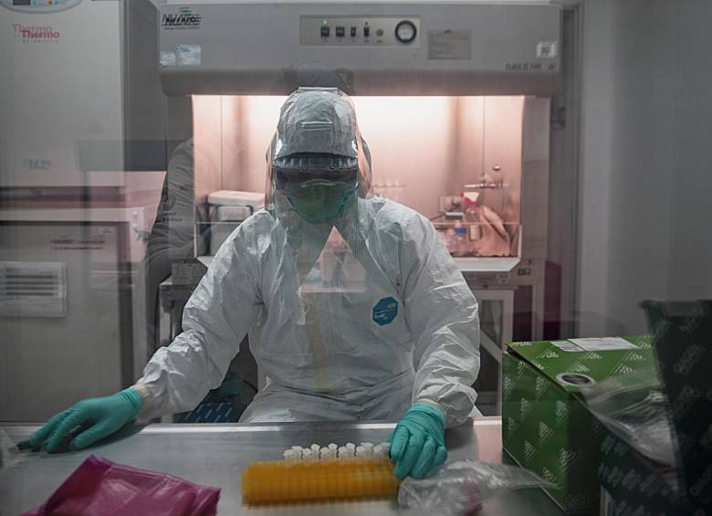 La red de laboratorios de la U. de A. tiene aval para procesar 250 pruebas al día. La idea es multiplicar por 10 esa capacidad a corto plazo para soportar el pico de contagios. FOTOS Esteban Vanegas