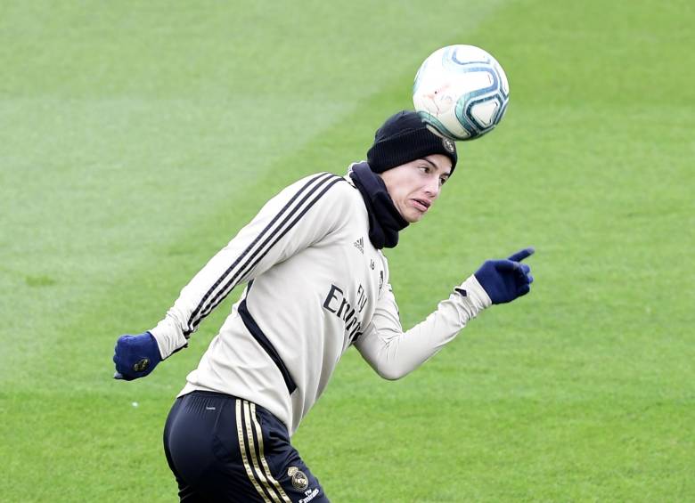 En grupos de a seis, así entrenó el mediocampista James Rodríguez con sus compañeros en el retorno a prácticas del Real Madrid, en la sede de Valdebebas. FOTO afp 