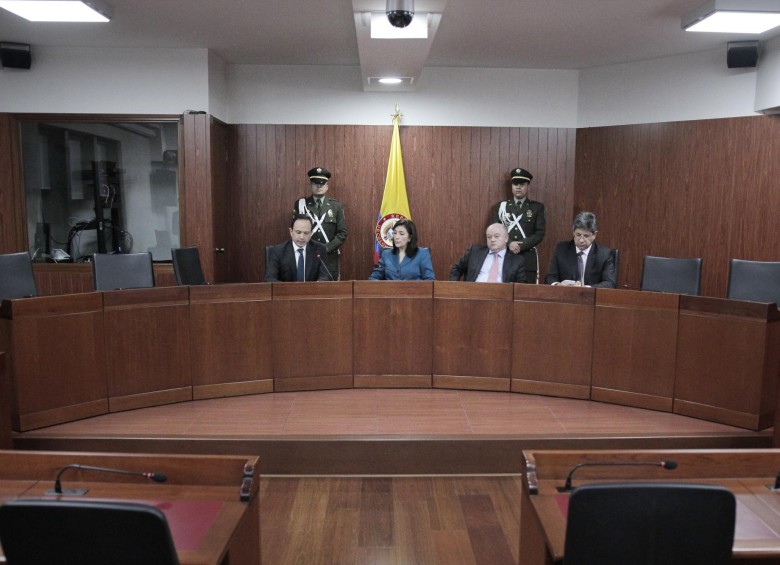 Los magistrados de la Corte Constitucional, Carlos Bernal, Gloria Ortiz (presidenta), José Fernando Reyes y Alejandro Linares, deliberaron desde las 8:00 a.m. de ayer. FOTO colprensa 