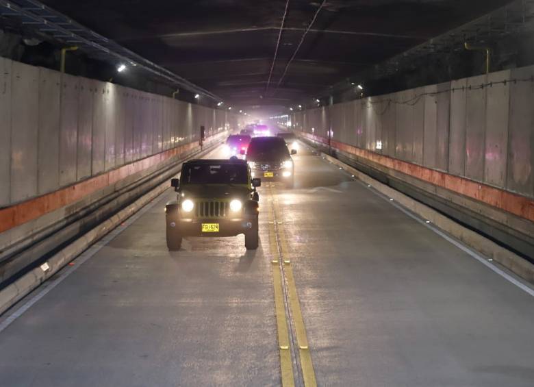 Caravana presidencial atraviesa por primera vez Túnel de Oriente