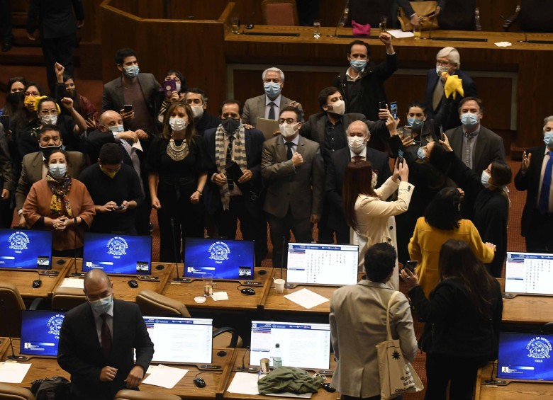 La oposición celebró este miércoles la aprobación de la reforma. FOTO AFP