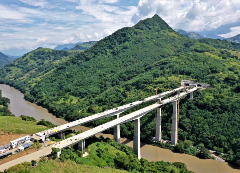 El proyecto autopista 4G Conexión Pacífico 2 conectará el centro del país con Antioquia, la zona cafetera y el Pacífico colombiano. Los puentes tienen 490 metros de longitud. FOTO cortesía