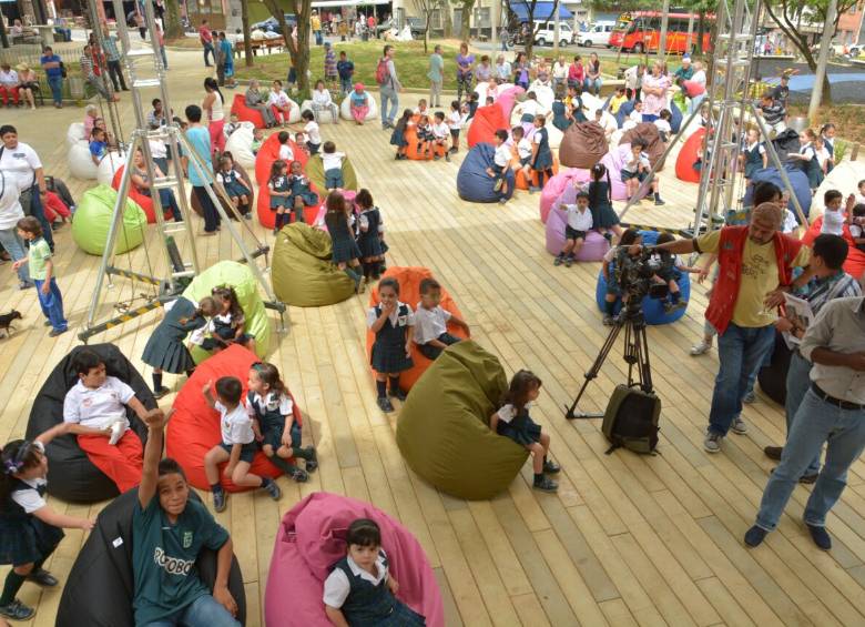 Nuevo parque de Villa Hermosa, construido por la Alcaldía, cuenta con muebles para el disfrute de los niños. FOTO Cortesía 