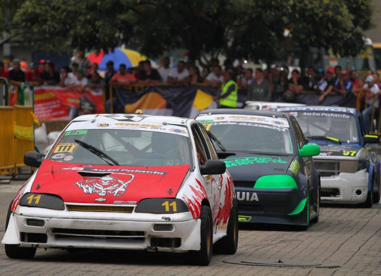 Los carros rodarán por todo el anillo externo del estadio. Cerca de 100 pilotos realizarán dos mangas en una válida de fomento al automovilismo, organizada por el Club G3. FOTO cortesía